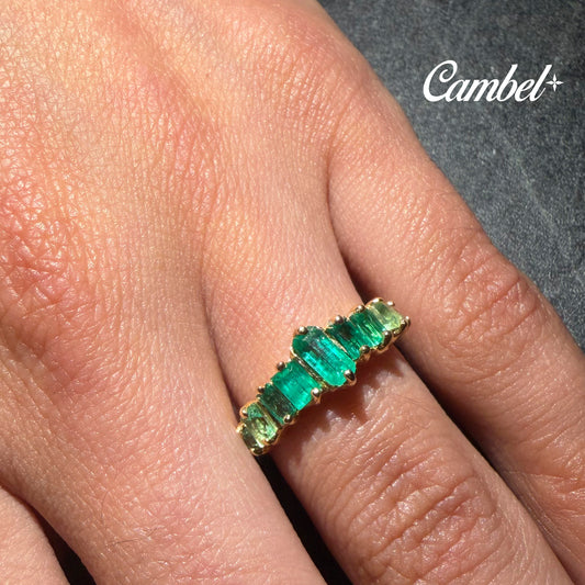 Foto de Anillo Churumbela en degradé de oro de 18k con 9 esmeraldas naturales, modelado en la mano por Cambel Jewels