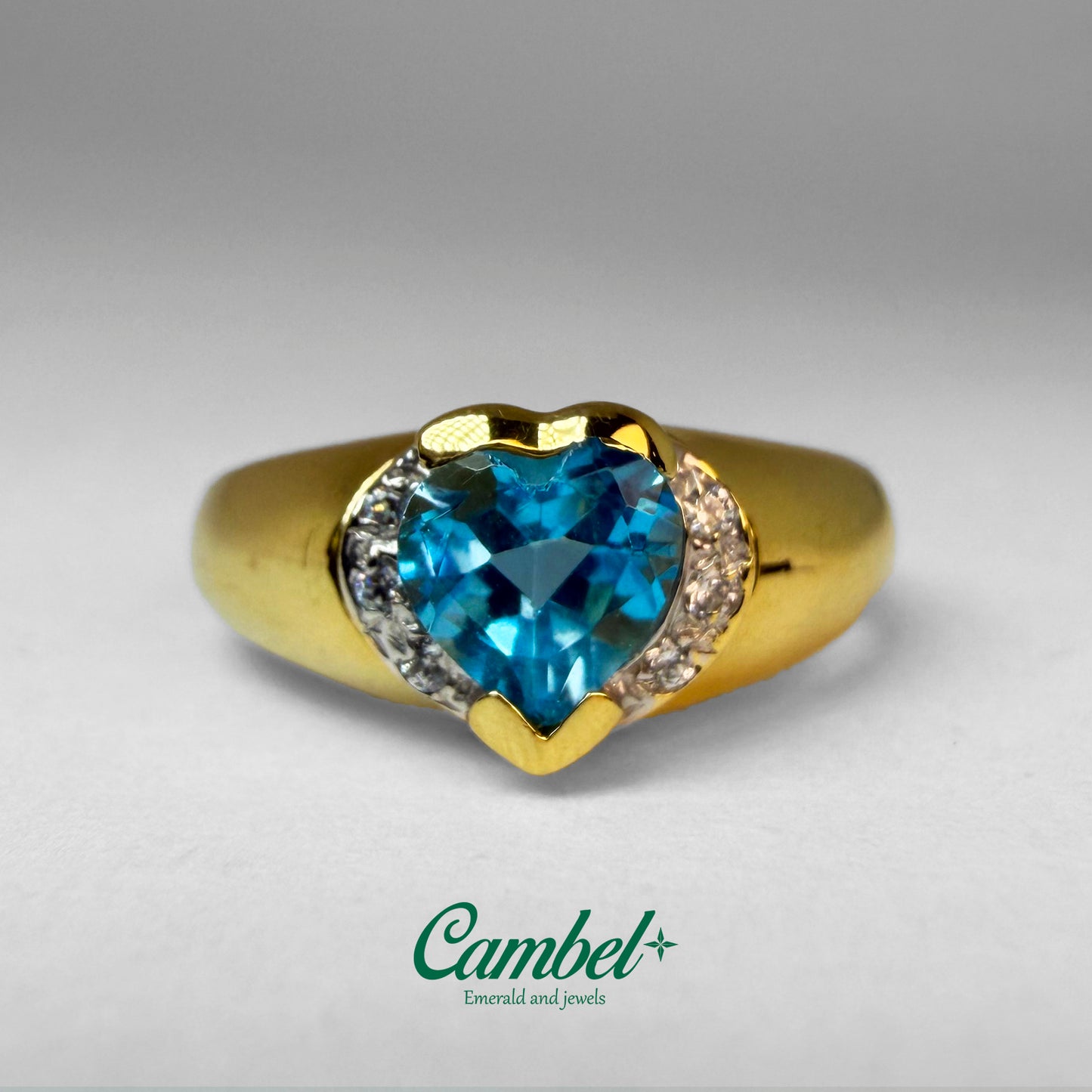 Fotografía en detalle de Anillo de diseño corazón en oro de 18k con un majestuoso topacio Swiss Blue natural y diamantes, alta joyería de Cambel