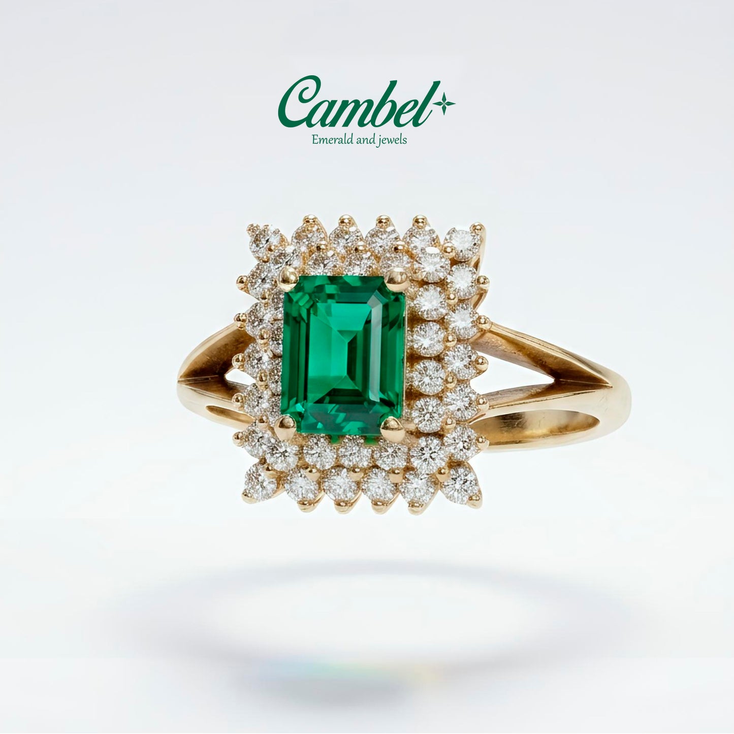 Fotografía en detalle de Anillo de Oro 18k con Esmeralda Colombiana en diseño Halo de Diamantes Cambel.
