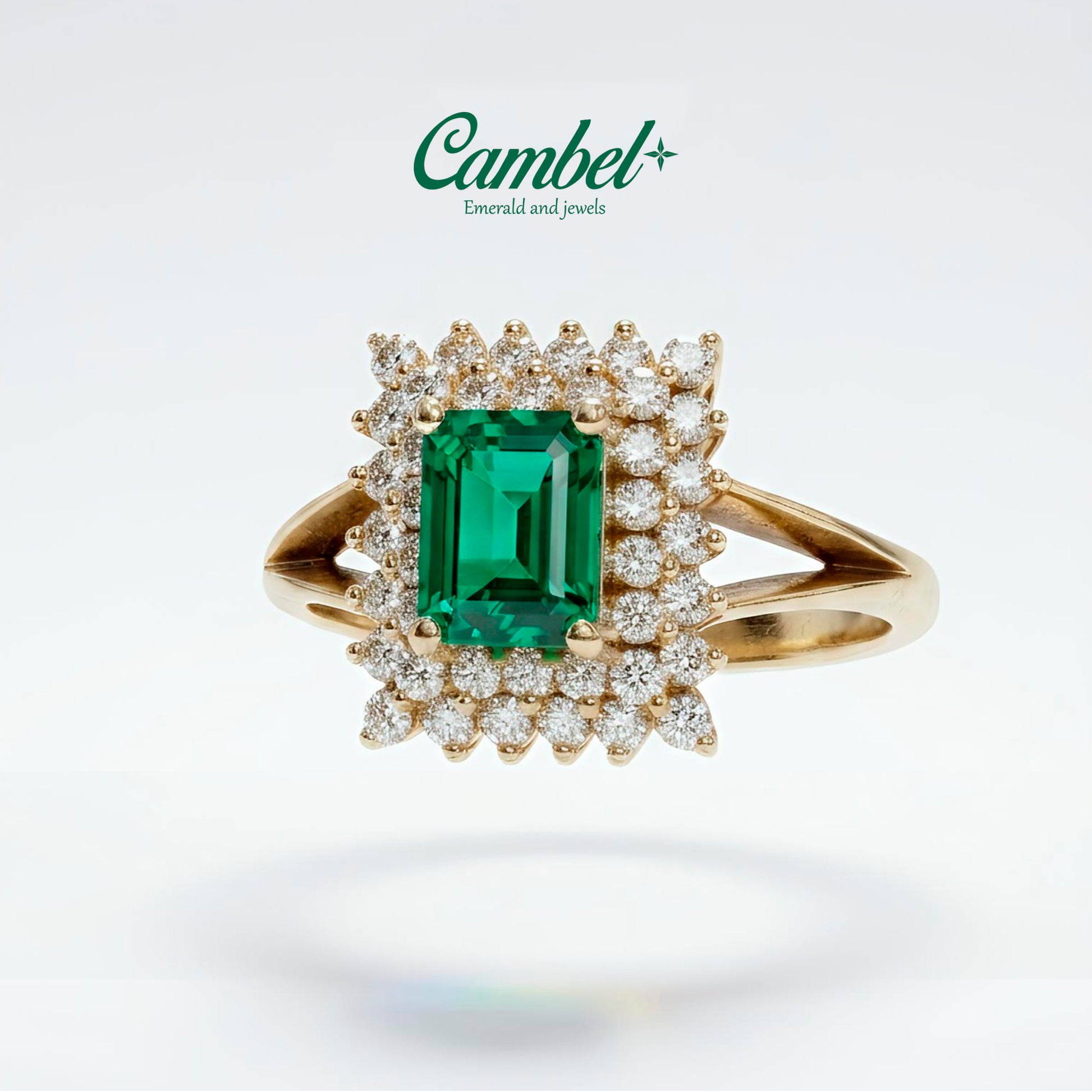 Fotografía en detalle de Anillo de Oro 18k con Esmeralda Colombiana en diseño Halo de Diamantes Cambel.