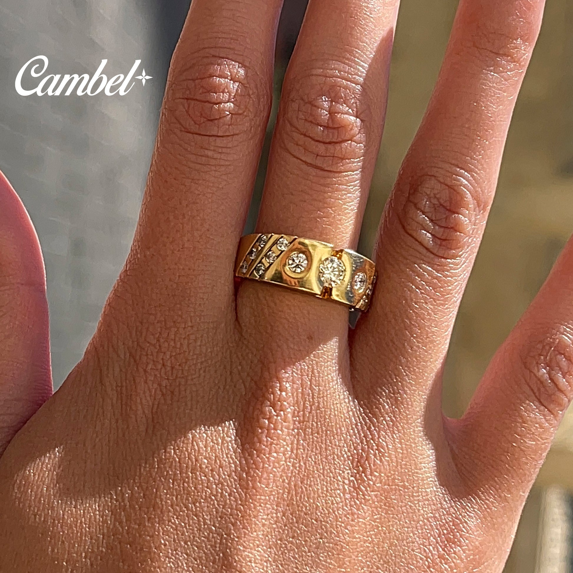 Foto de Anillo de poder con 15 diamantes naturales en oro de 18k, modelado en el dedo corazón por Cambel Jewels.