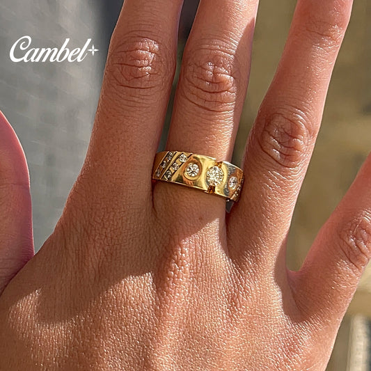 Foto de Anillo de poder con 15 diamantes naturales en oro de 18k, modelado en el dedo corazón por Cambel Jewels.