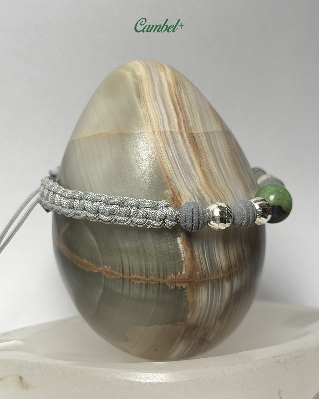 pulsera tejida en macramé, esfera de esmeralda central, balines en plata ley 925