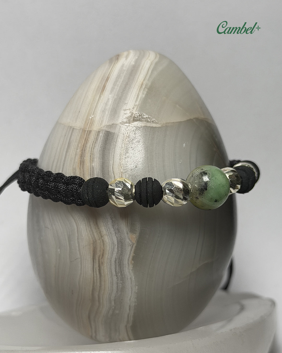 pulsera tejida en macramé, esfera de esmeralda central, balines en plata ley 925
