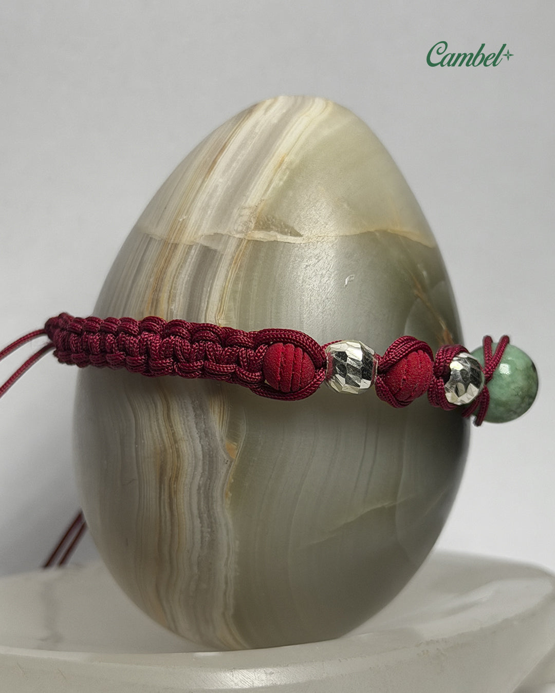 pulsera tejida en macramé, esfera de esmeralda central, balines en plata ley 925