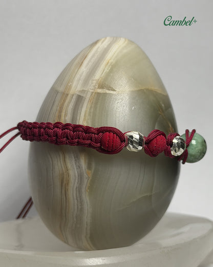 pulsera tejida en macramé, esfera de esmeralda central, balines en plata ley 925