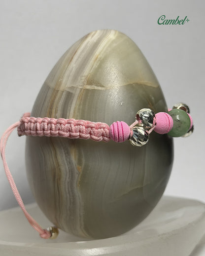 pulsera tejida en macramé, esfera de esmeralda central, balines en plata ley 925