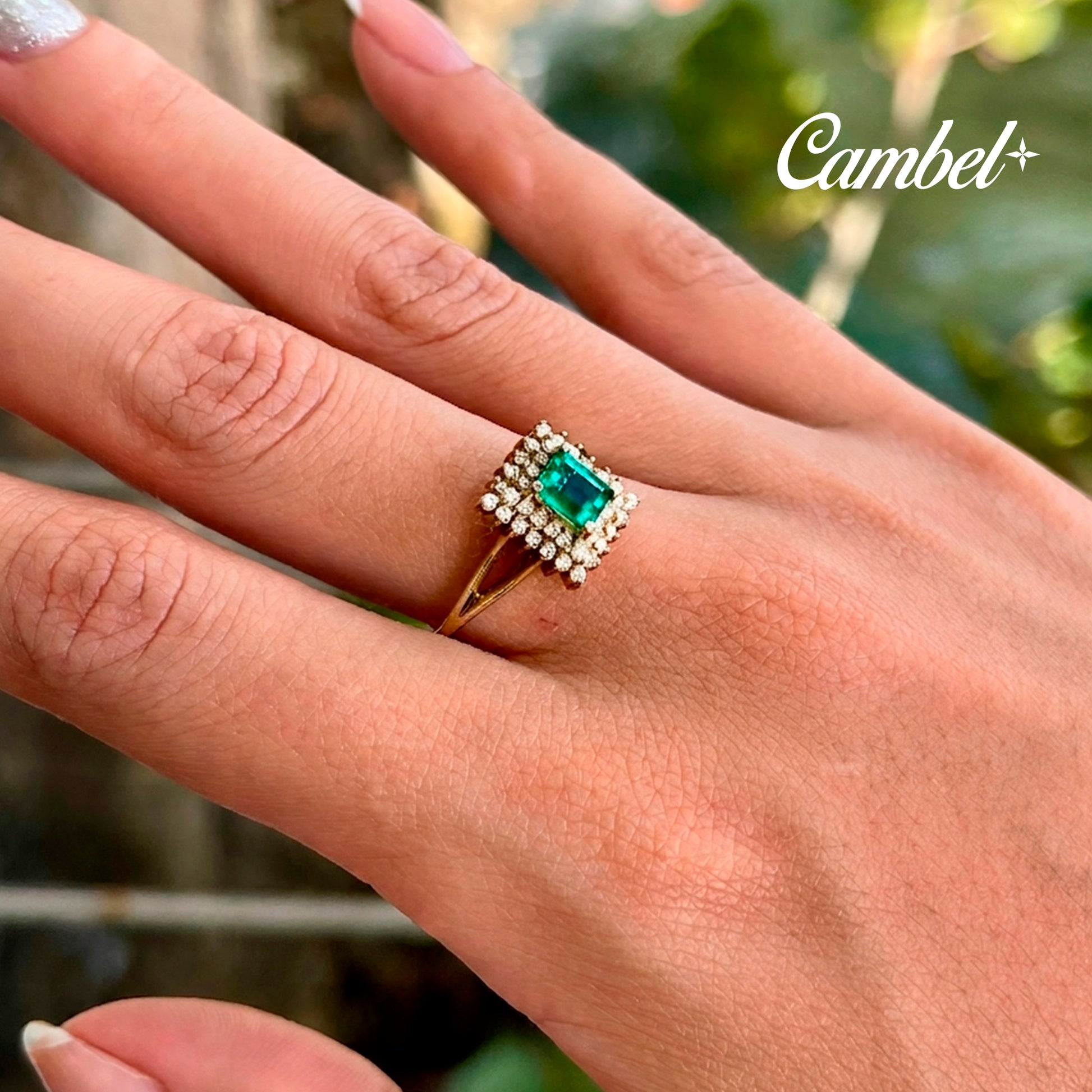 Video en ambiente de Anillo de Oro 18k con Esmeralda Colombiana en diseño Halo de Diamantes Cambel.