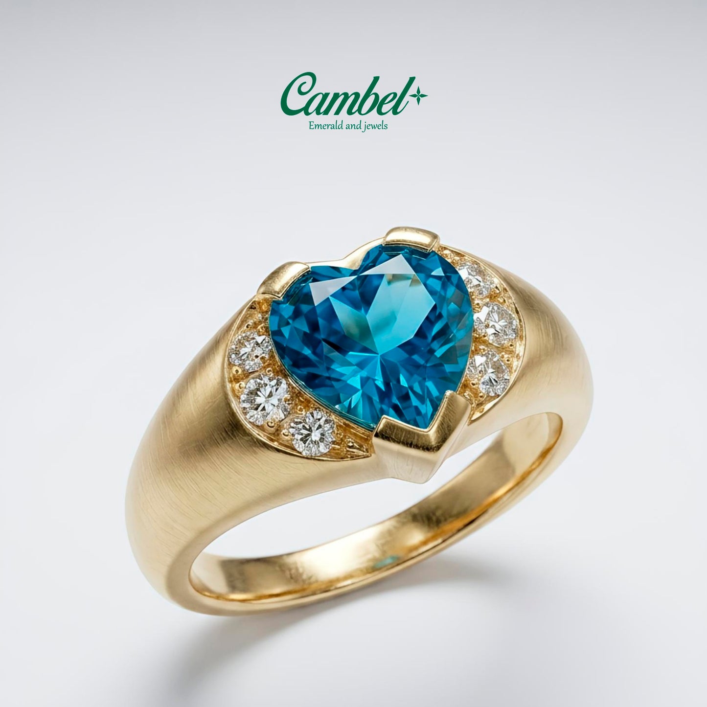 Fotografía en detalle de Anillo de diseño corazón en oro de 18k con un majestuoso topacio Swiss Blue natural y diamantes, alta joyería de Cambel
