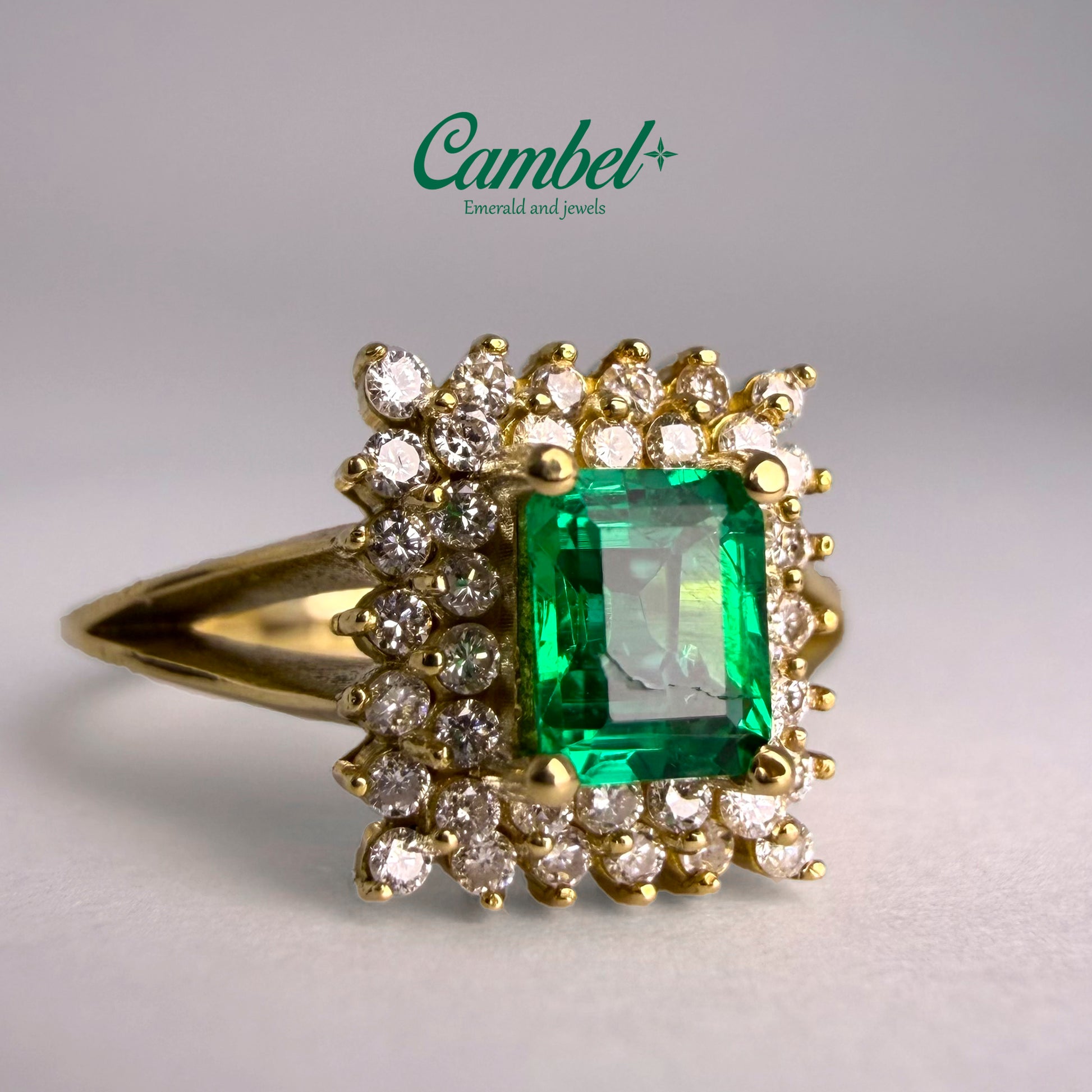 Video en detalle de Anillo de Oro 18k con Esmeralda Colombiana en diseño Halo de Diamantes Cambel.