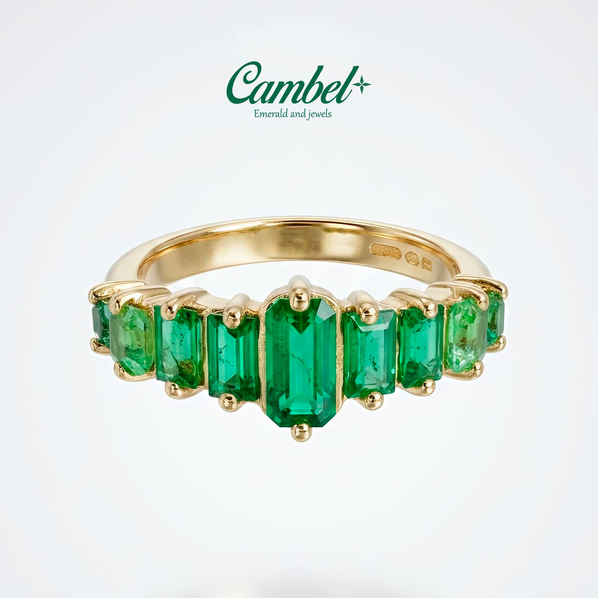 Anillo Churumbela en degradé de oro de 18k con esmeraldas naturales, modelado en la mano por Cambel Jewels.