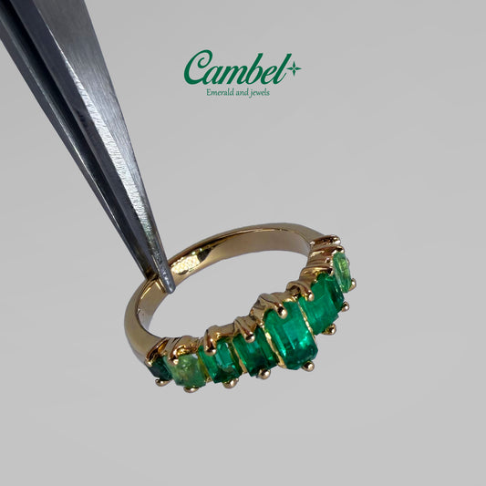 Foto de alta joyería: Anillo Churumbela Degradé en oro amarillo de 18k con 9 esmeraldas colombianas Cambel.