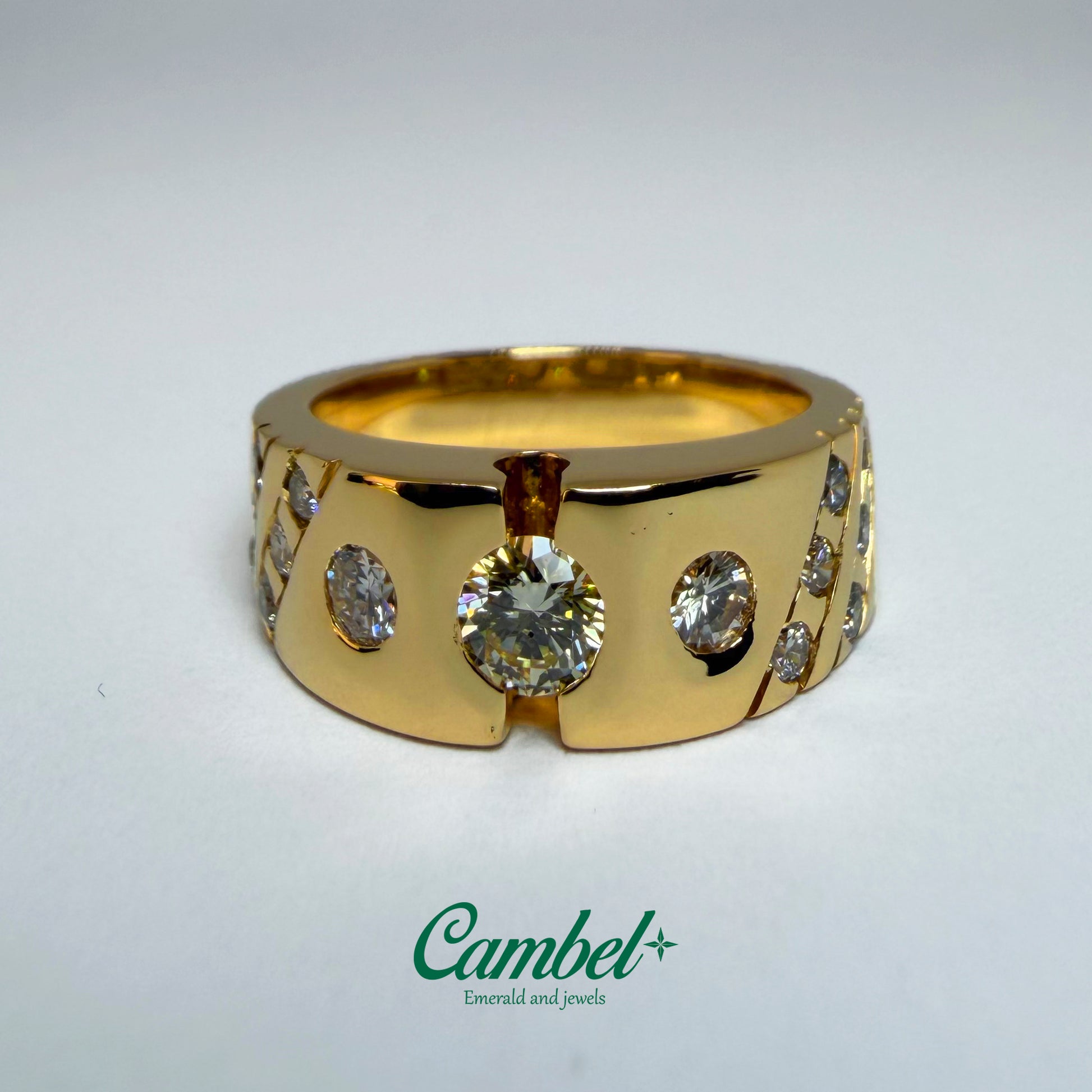 Foto de alta joyería: Anillo de Poder en oro amarillo de 18k con 15 diamantes naturales Cambel