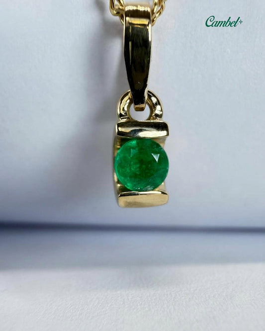 Dije y Cadena diseño medio bisel en Oro 18k y Esmeralda Colombiana 