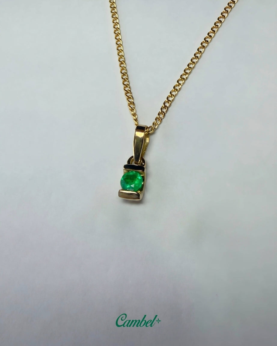 Dije y Cadena diseño medio bisel en Oro 18k y Esmeralda Colombiana  2
