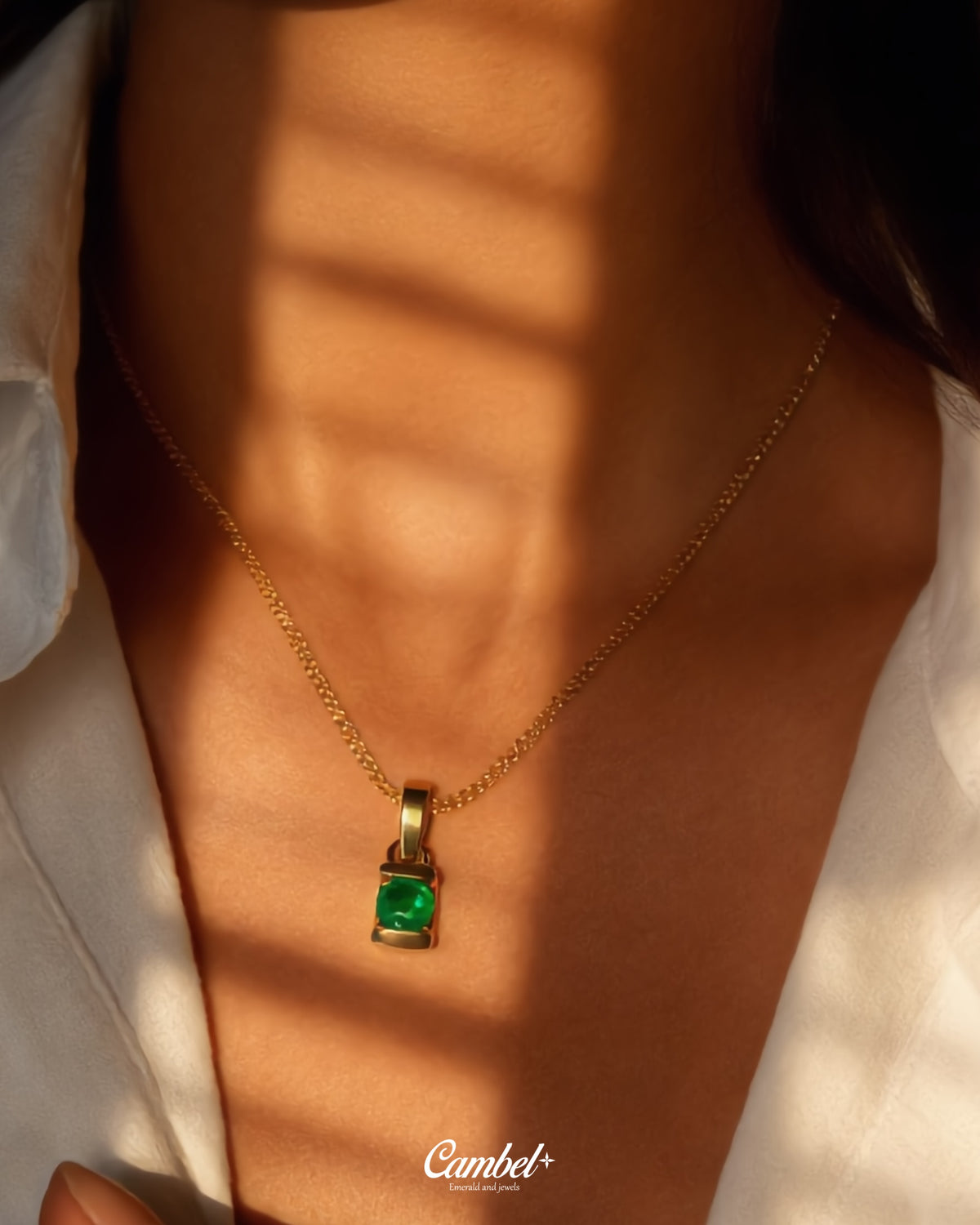 foto dije medio bisel oro18k y esmeralda