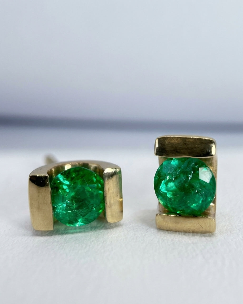 Par_de_aretes_medio_bisel_Oro_18k_y_Esmeraldas