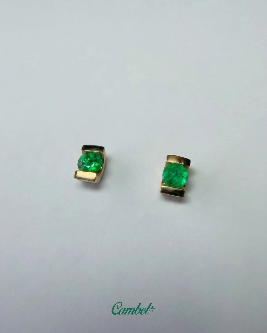 Par de aretes medio bisel Oro 18k y Esmeraldas 2