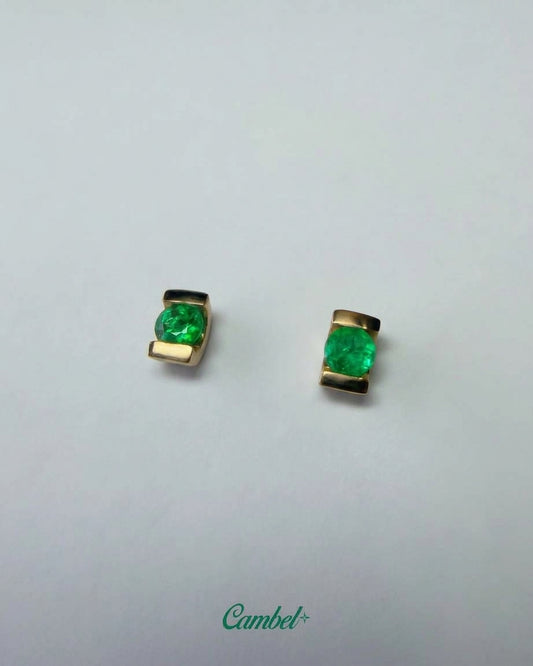 Par de aretes medio bisel Oro 18k y Esmeraldas 2