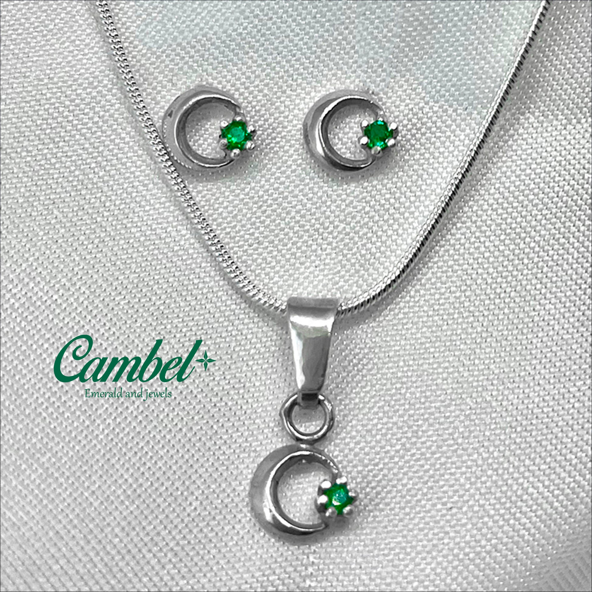Fotografía de Set Dije y aretes de media luna en plata esterlina 925 con tres esmeraldas colombianas naturales.