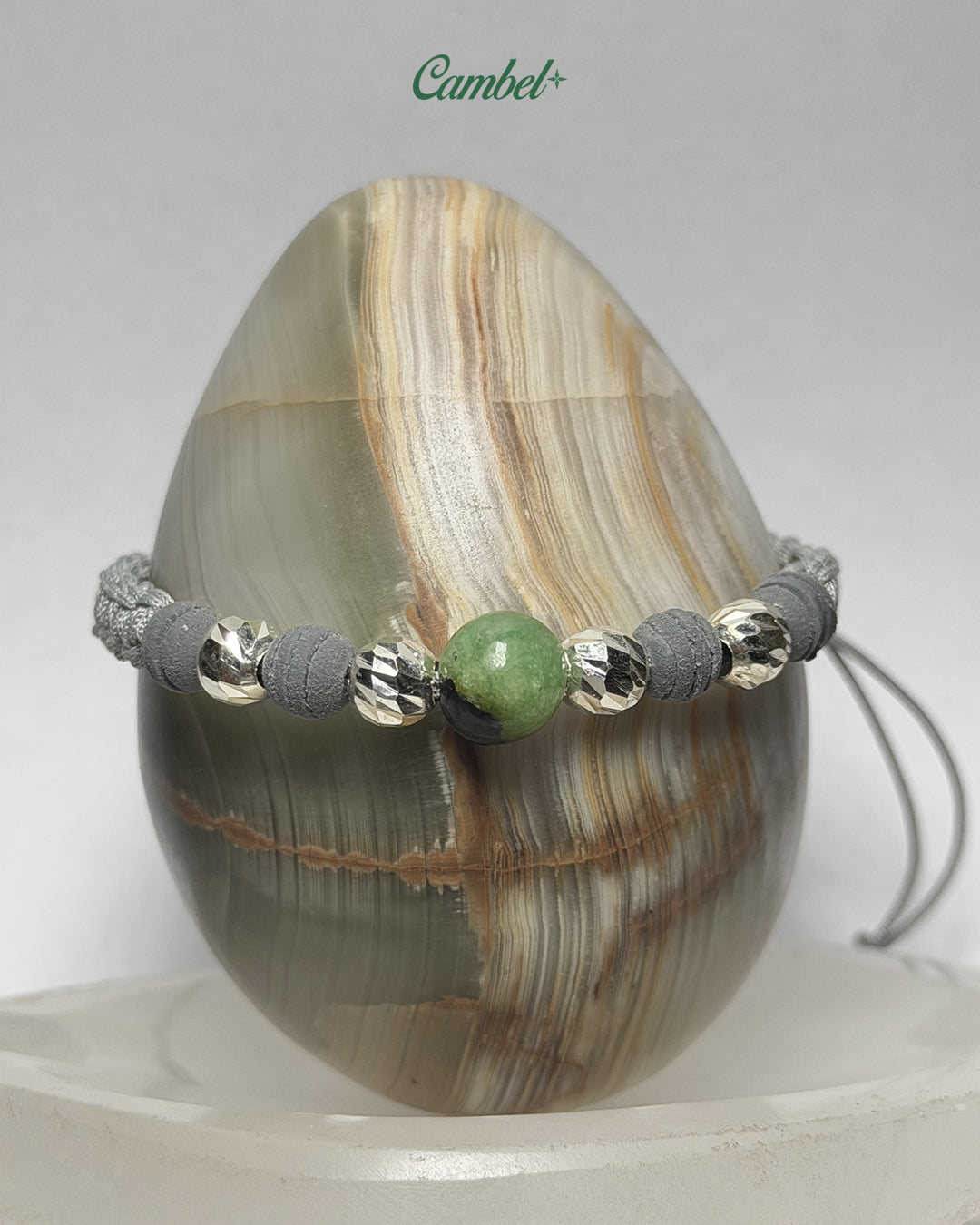 pulsera tejida en macramé, esfera de esmeralda central, balines en plata ley 925