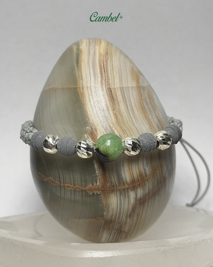 pulsera tejida en macramé, esfera de esmeralda central, balines en plata ley 925