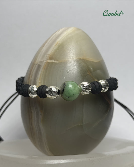 pulsera tejida en macramé, esfera de esmeralda central, balines en plata ley 925