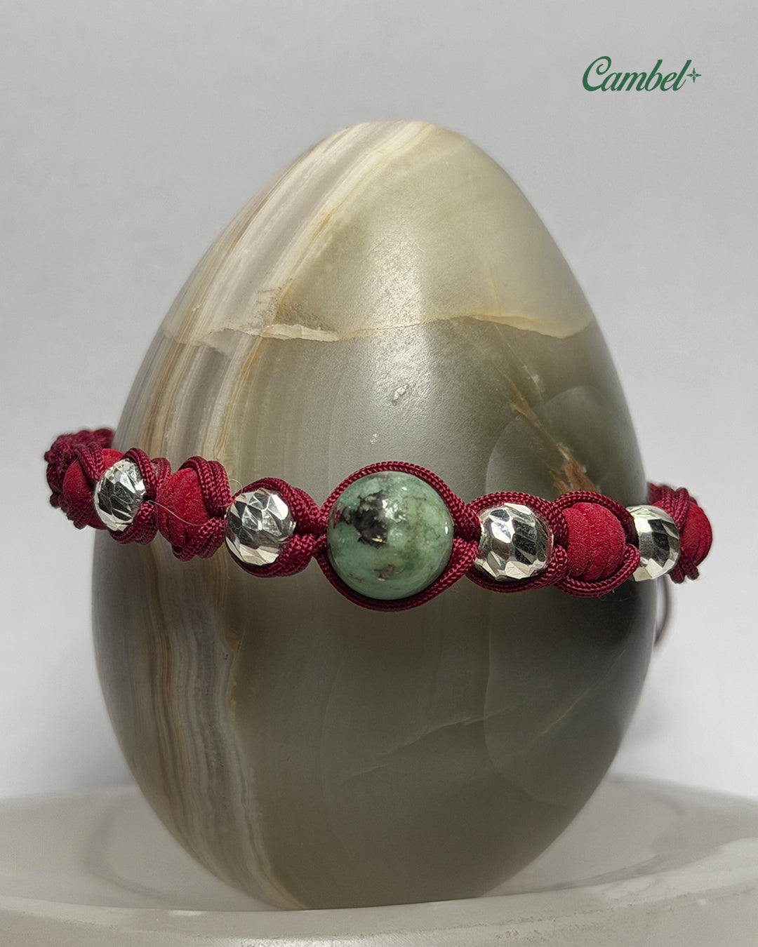 pulsera tejida en macramé, esfera de esmeralda central, balines en plata ley 925