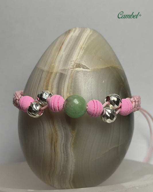 pulsera tejida en macramé, esfera de esmeralda central, balines en plata ley 925