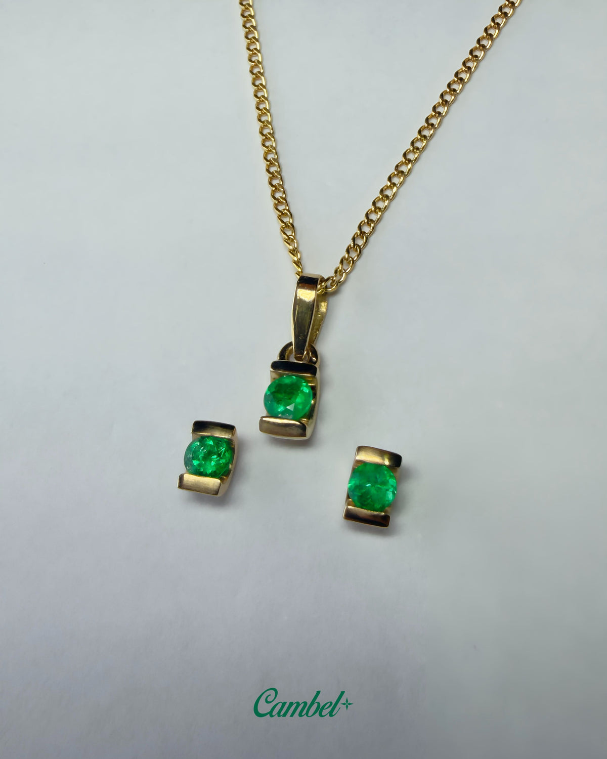 Foto de alta joyería: Set medio bisel en oro amarillo de 18k con 3 esmeraldas colombianas naturales cambel