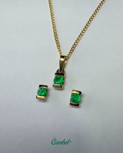 Foto de alta joyería: Set medio bisel en oro amarillo de 18k con 3 esmeraldas colombianas naturales cambel