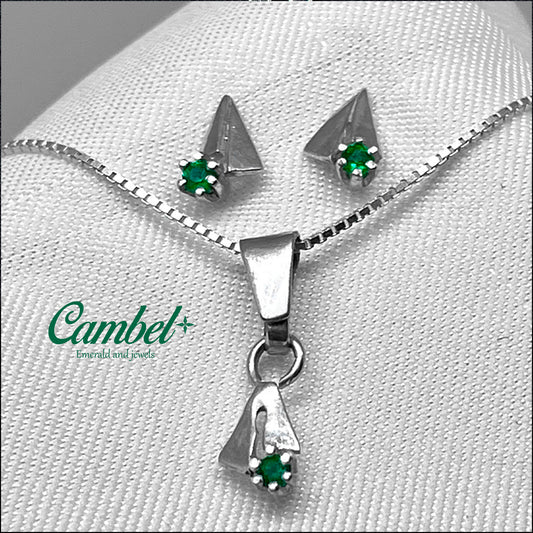 Fotografía de Set Essentials de Cambel: Dije y aretes con diseño de velero en plata esterlina 925 y tres esmeraldas colombianas naturales.