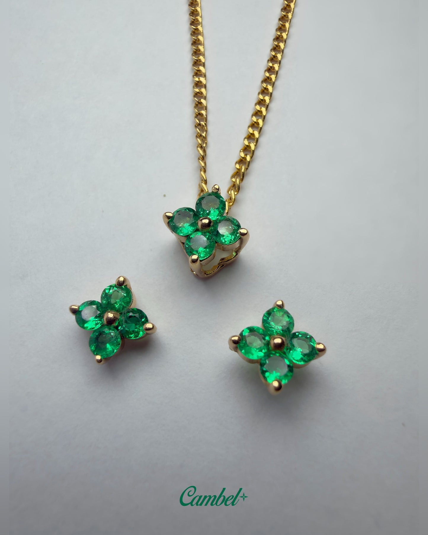 Foto de alta joyería: Set flor en oro amarillo de 18k con 12 esmeraldas colombianas naturales cambel