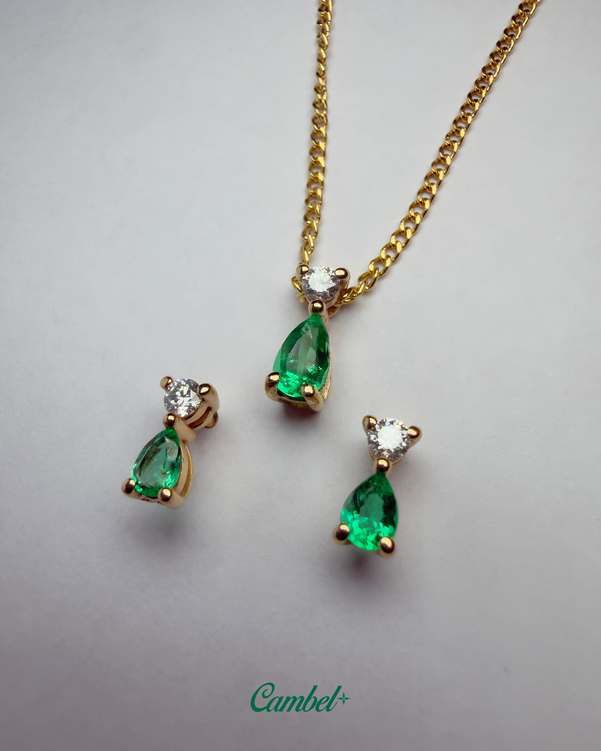 Foto de alta joyería: Set gota imperial en oro amarillo de 18k con 3 esmeraldas colombianas y 3 diamantes naturales cambel