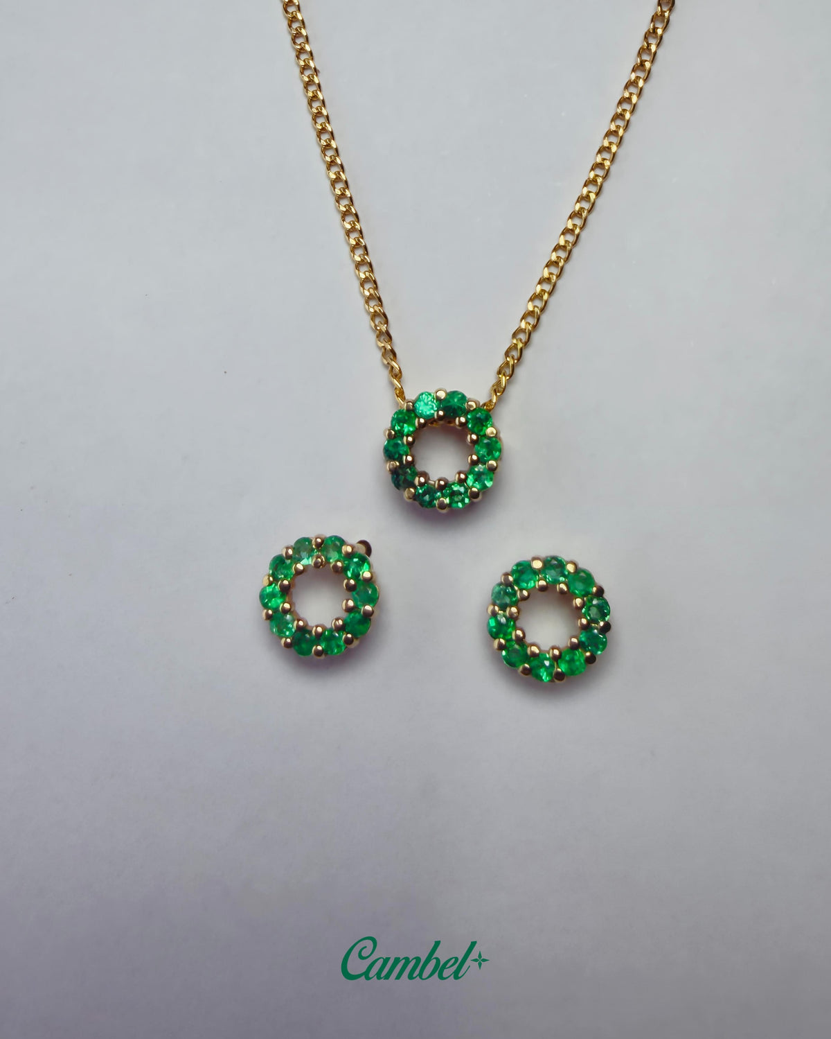 Foto de alta joyería: Set halo en oro amarillo de 18k con 30 esmeraldas colombianas naturales cambel