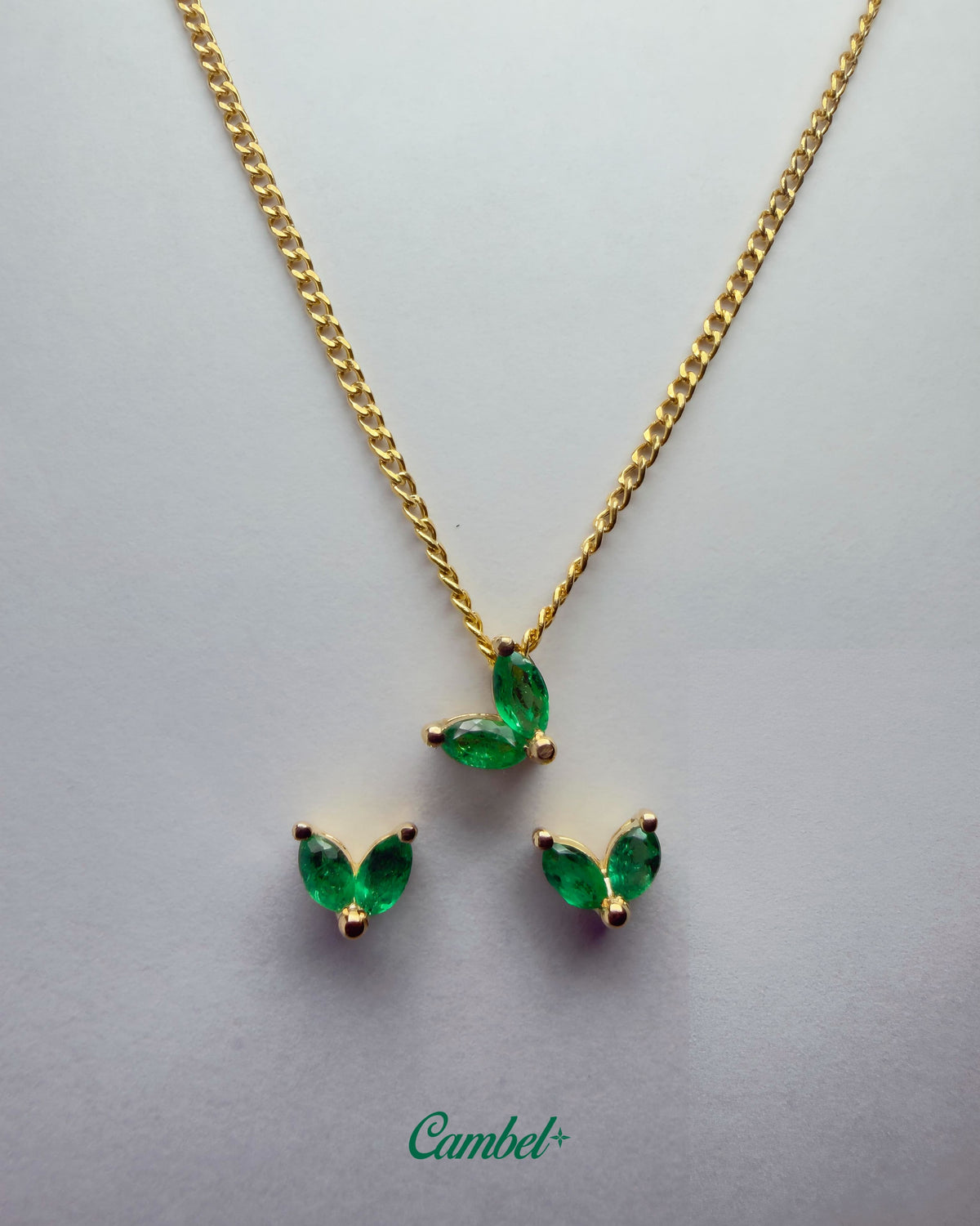 Foto de alta joyería: Set mariposa en oro amarillo de 18k con 6 esmeraldas colombianas naturales cambel