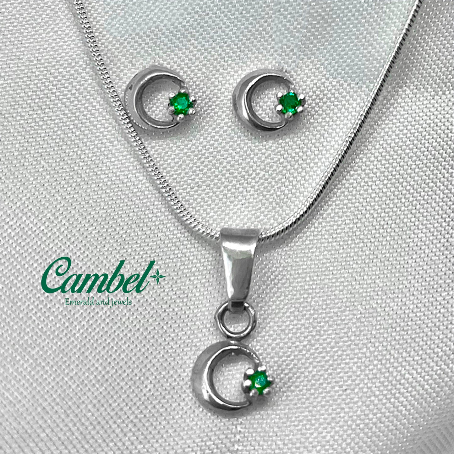 Fotografía de Set Dije y aretes de media luna en plata esterlina 925 con tres esmeraldas colombianas naturales.
