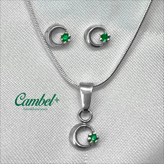 Fotografía de Set Dije y aretes de media luna en plata esterlina 925 con tres esmeraldas colombianas naturales.