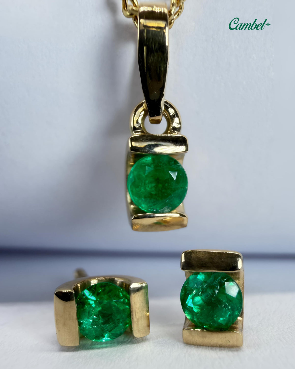Foto de alta joyería: Set medio bisel en oro amarillo de 18k con 3 esmeraldas colombianas naturales cambel