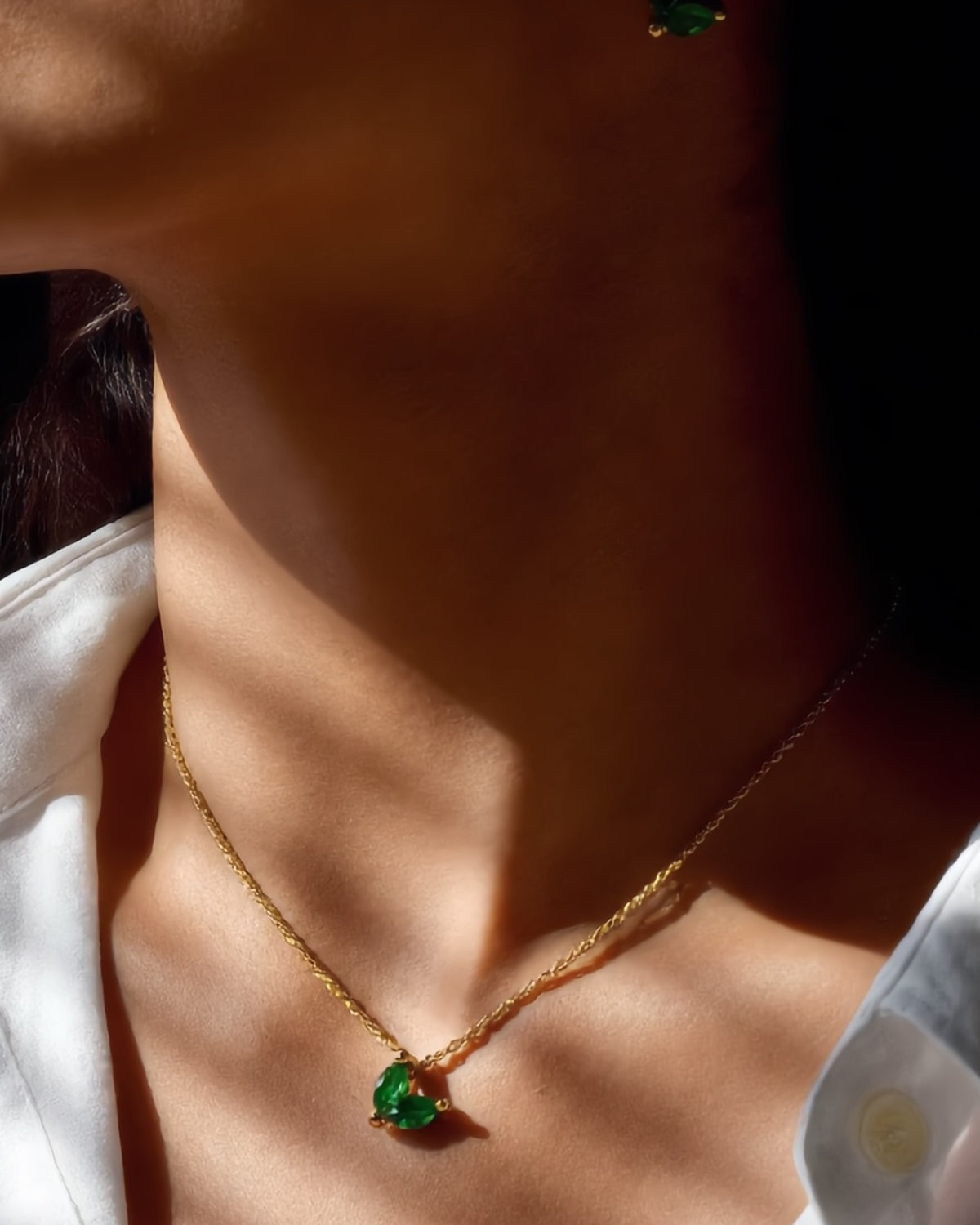 foto de dije y arete de set mariposa oro18k y esmeraldas colombianas