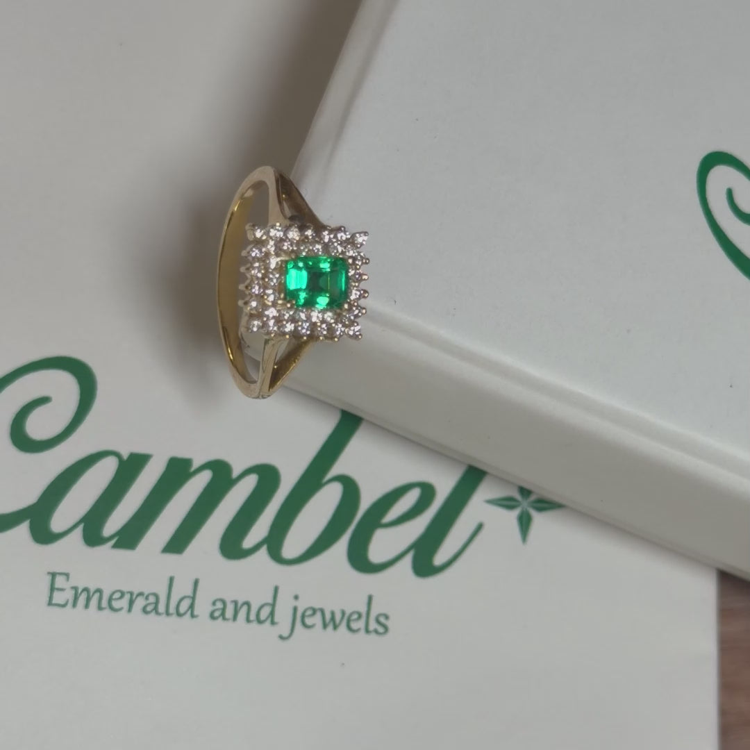 Video en detalle de Anillo de Oro 18k con Esmeralda Colombiana en diseño Halo de Diamantes Cambel.