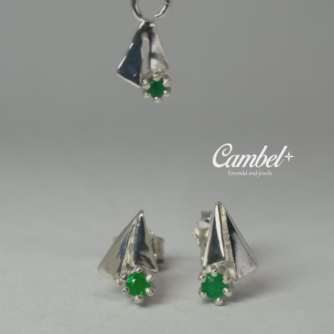 Video de Set Essentials de Cambel: Dije y aretes con diseño de velero en plata esterlina 925 y tres esmeraldas colombianas naturales.