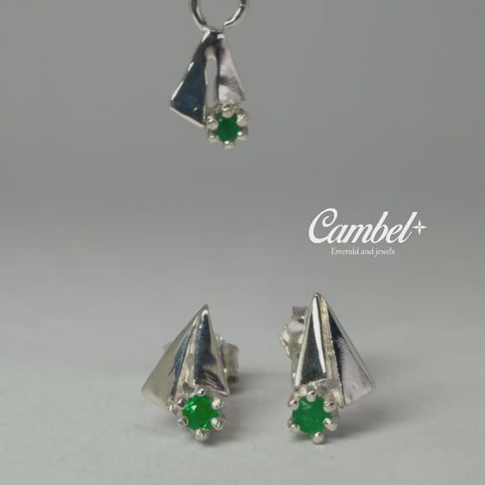 Video de Set Essentials de Cambel: Dije y aretes con diseño de velero en plata esterlina 925 y tres esmeraldas colombianas naturales.